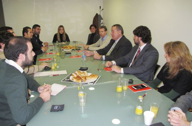 El consejero Francisco Bernabé participa en un desayuno de trabajo con la junta directiva de AJE Cartagena - 1, Foto 1
