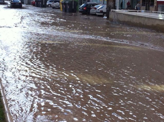 La rotura de dos tuberías provoca inundaciones en la Alameda y Plaza de España - 2, Foto 2