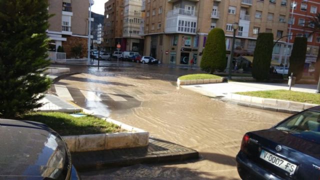 La rotura de dos tuberías provoca inundaciones en la Alameda y Plaza de España - 3, Foto 3