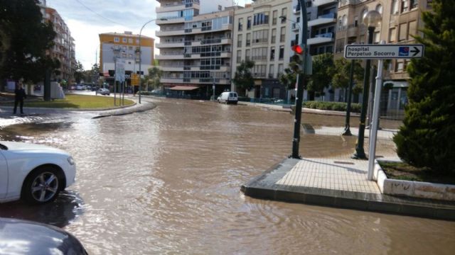La rotura de dos tuberías provoca inundaciones en la Alameda y Plaza de España - 4, Foto 4