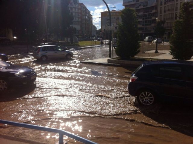 La rotura de dos tuberías provoca inundaciones en la Alameda y cortes en el suministro - 1, Foto 1
