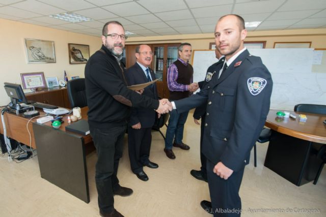 El Ayuntamiento felicita a dos policías locales por su meritoria actuación en sendos sucesos - 1, Foto 1