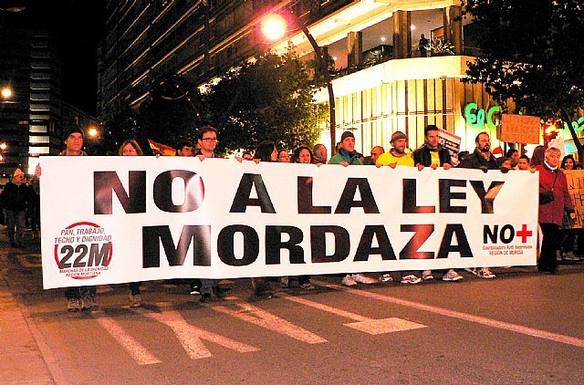 Varios cientos de personas dicen No a la Ley Mordaza en Murcia, Foto 2