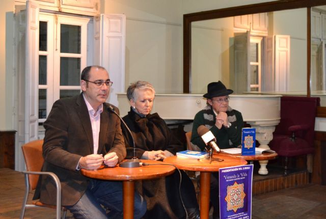 La escritora Carmen Martínez presenta en Águilas su libro 'Versando la Vida' - 1, Foto 1