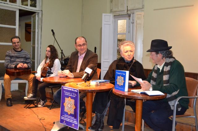 La escritora Carmen Martínez presenta en Águilas su libro 'Versando la Vida' - 2, Foto 2