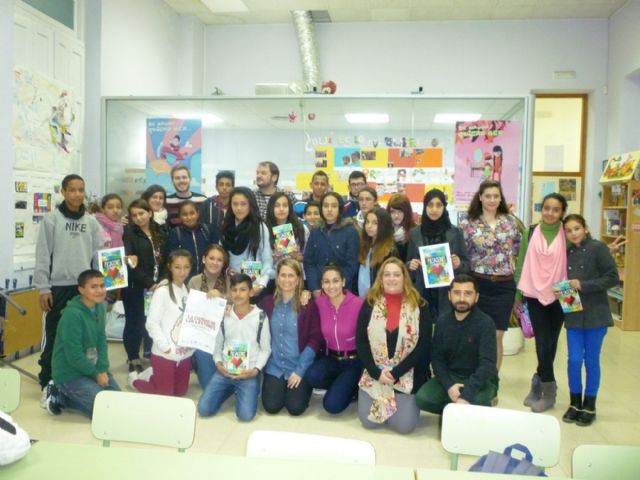 Jóvenes de los Centros Interculturales mantuvieron un encuentro con los autores de Pulsaciones - 1, Foto 1
