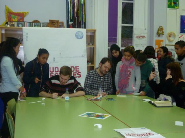 Jóvenes de los Centros Interculturales mantuvieron un encuentro con los autores de Pulsaciones - 2, Foto 2