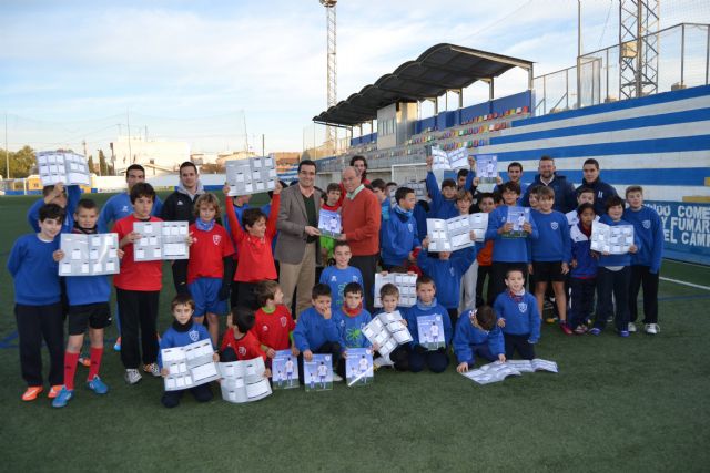 La Escuela de Fútbol Base Pinatar edita un álbum de cromos con todos sus jugadores y cuerpo técnico - 1, Foto 1