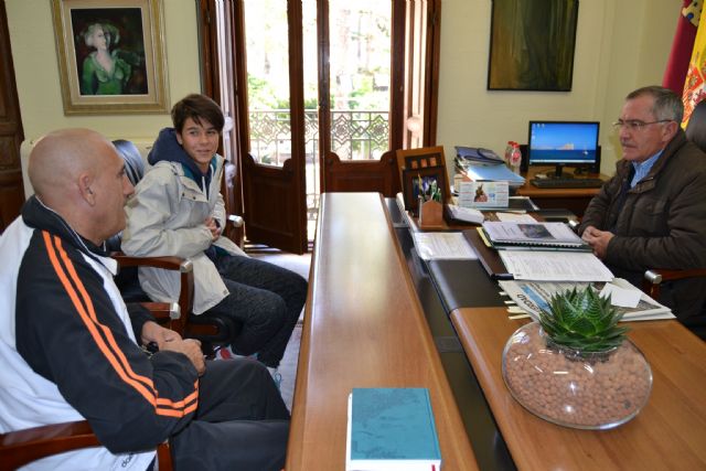 El alcalde recibe a la karateka aguileña Marina Cáceres - 1, Foto 1