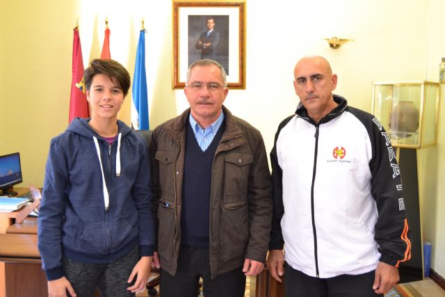 El alcalde recibe a la karateka aguileña Marina Cáceres - 2, Foto 2