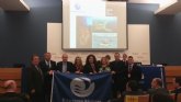 El Mar Menor recibe en Fitur la bandera que lo distingue como uno de los mejores destinos nuticos del pas