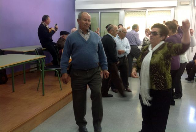 Alumnos del IES Salvador Sandoval disfrutan del mejor folklore torreño - 2, Foto 2