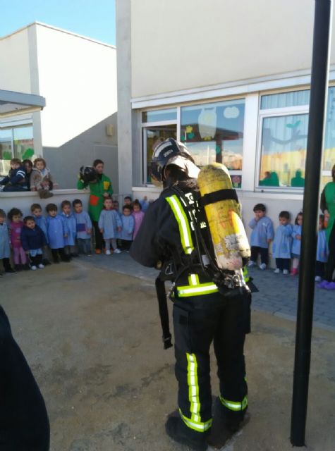 Bomberos de Molina de Segura descubren su profesión a los alumnos del CAI Nuestra Señora de la Asunción - 1, Foto 1
