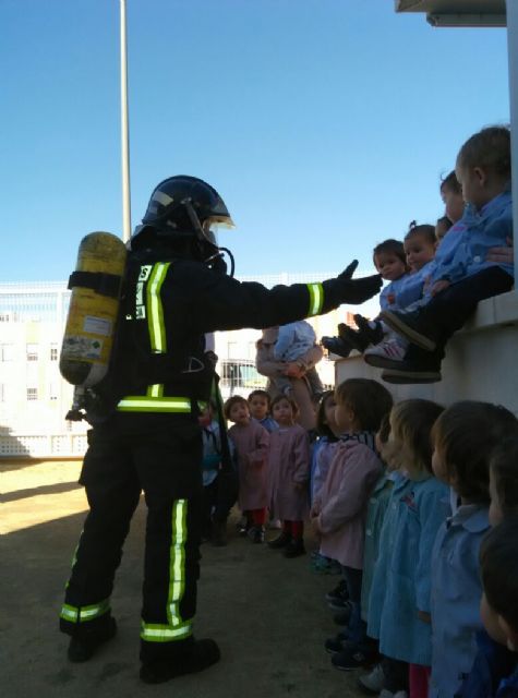 Bomberos de Molina de Segura descubren su profesión a los alumnos del CAI Nuestra Señora de la Asunción - 2, Foto 2