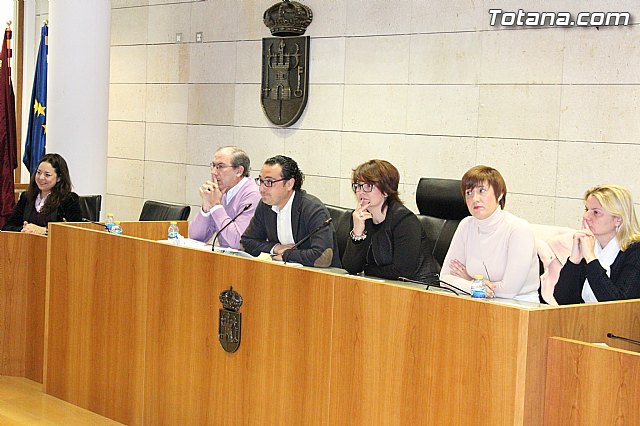 La Polica Local de Totana visita el pleno con mascarillas-mordaza - 1