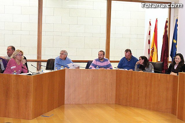 La Polica Local de Totana visita el pleno con mascarillas-mordaza - 2