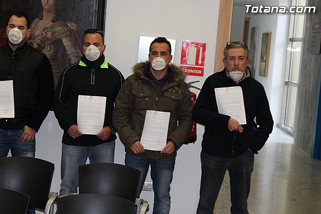 La Polica Local de Totana visita el pleno con mascarillas-mordaza - 10