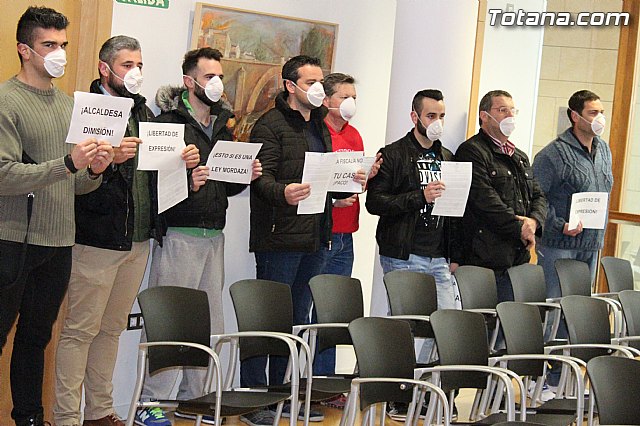 La Polica Local de Totana visita el pleno con mascarillas-mordaza - 3