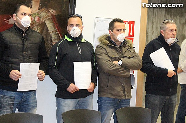 La Polica Local de Totana visita el pleno con mascarillas-mordaza - 4