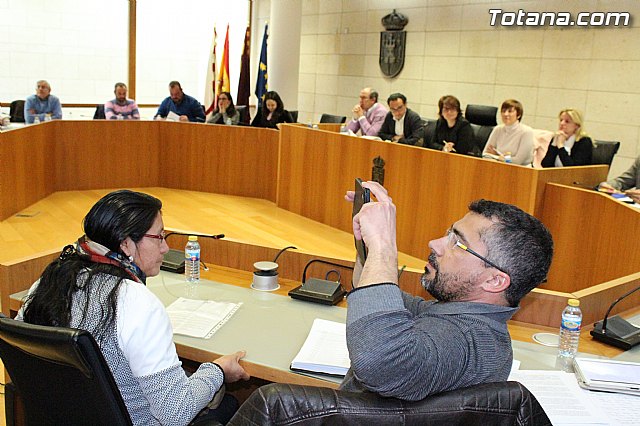La Polica Local de Totana visita el pleno con mascarillas-mordaza - 5