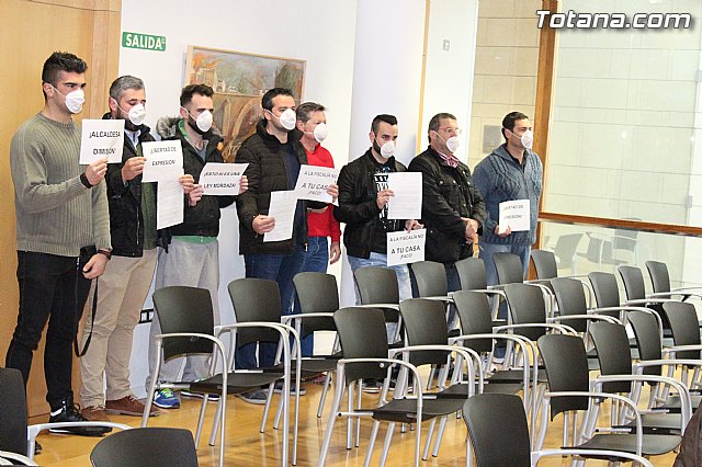 La Polica Local de Totana visita el pleno con mascarillas-mordaza - 6