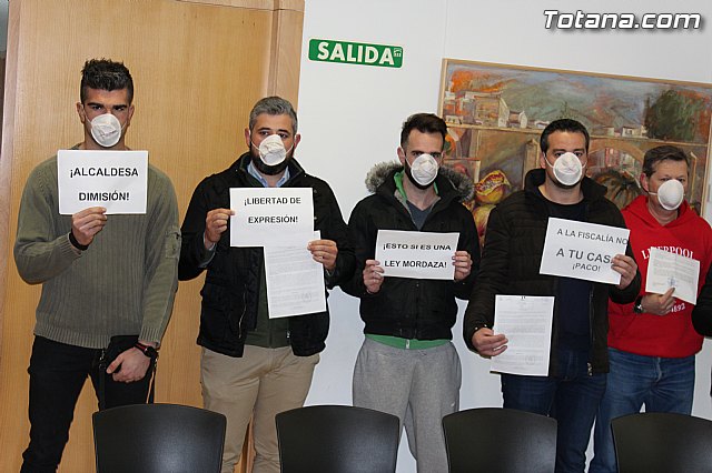 La Polica Local de Totana visita el pleno con mascarillas-mordaza - 11