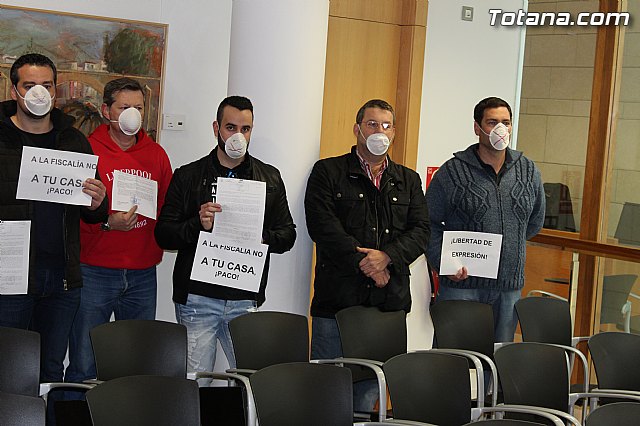 La Polica Local de Totana visita el pleno con mascarillas-mordaza - 12