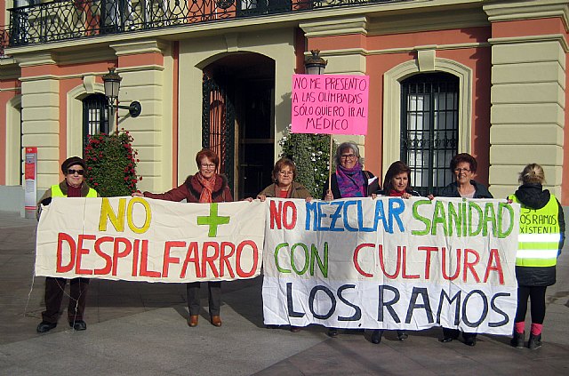 Más de mil vecinos de Los Ramos vuelve a pedir que no se traslade el consultorio médico al centro cultural - 1, Foto 1