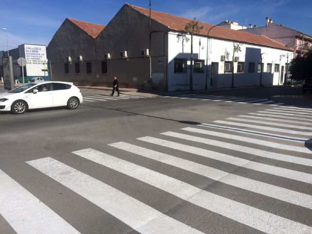 El Ayuntamiento de Ceutí refuerza la seguridad vial de sus arterias principales remarcando la señalización horizontal - 1, Foto 1