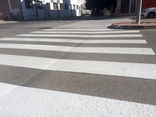 El Ayuntamiento de Ceutí refuerza la seguridad vial de sus arterias principales remarcando la señalización horizontal - 2, Foto 2