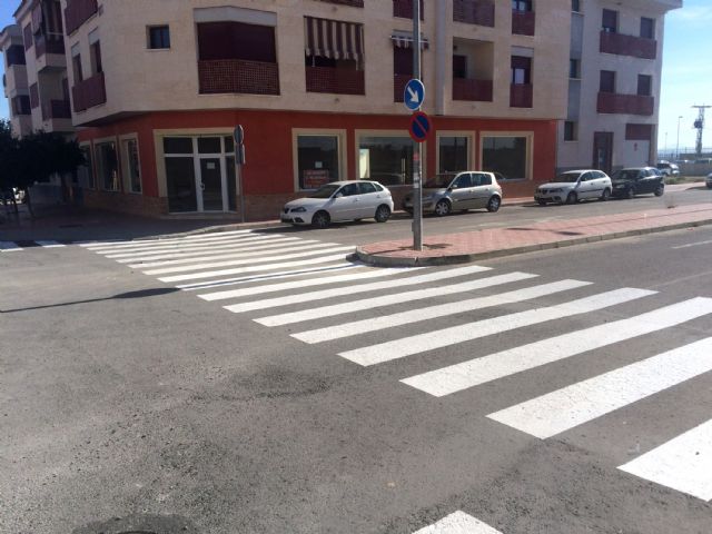 El Ayuntamiento de Ceutí refuerza la seguridad vial de sus arterias principales remarcando la señalización horizontal - 3, Foto 3