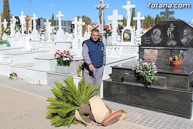 El enterrador de Totana hace un llamamiento a los propietarios de las fosas para que revisen las mismas tras el episodio de vientos, Foto 1