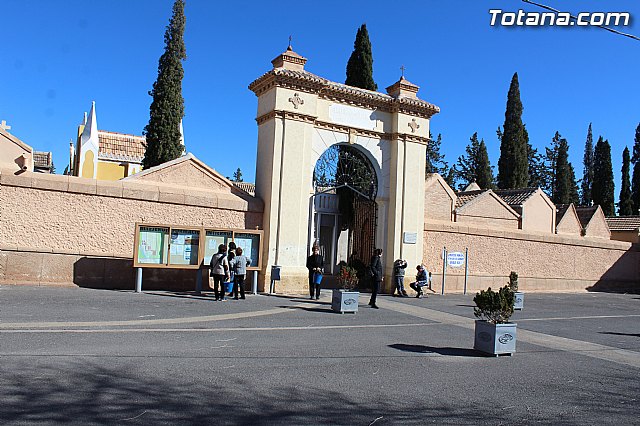 El enterrador de Totana hace un llamamiento a los propietarios de las fosas para que revisen las mismas tras el episodio de vientos - 1