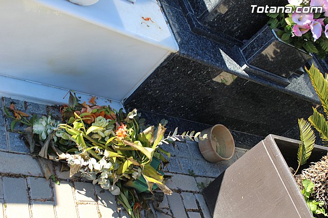 El enterrador de Totana hace un llamamiento a los propietarios de las fosas para que revisen las mismas tras el episodio de vientos - 3