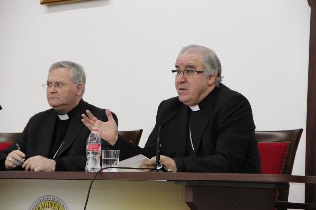 Mons. Sáiz Meneses habla de la misión pastoral de la Iglesia en las periferias en la formación permanente para el clero - 3, Foto 3