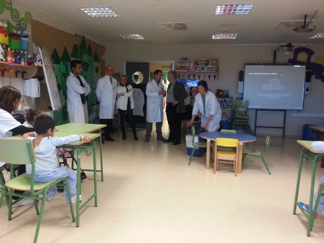 La Ecoaula se acerca cada mes al hospital Virgen de la Arrixaca - 1, Foto 1