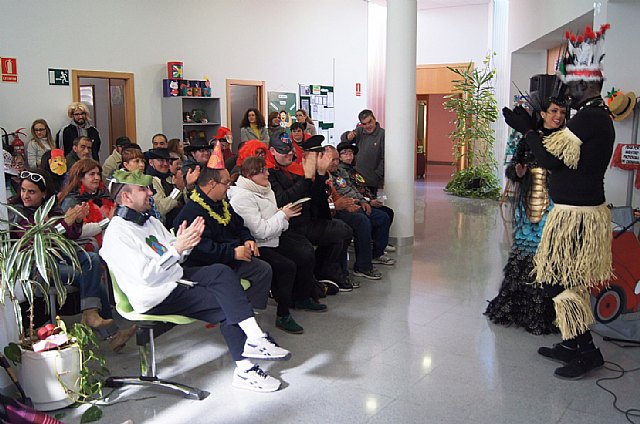 La Musa, Don Carnal y la Pregonera del Carnaval2015 acercan la fiesta a los usuarios del Centro de Da “Doña Letizia Ortiz” y el Centro Ocupacional “Jos Moy Trilla” - 7