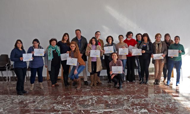 Entregados los diplomas en Ceutí a los participantes en el curso para cuidadores de personas dependientes - 1, Foto 1