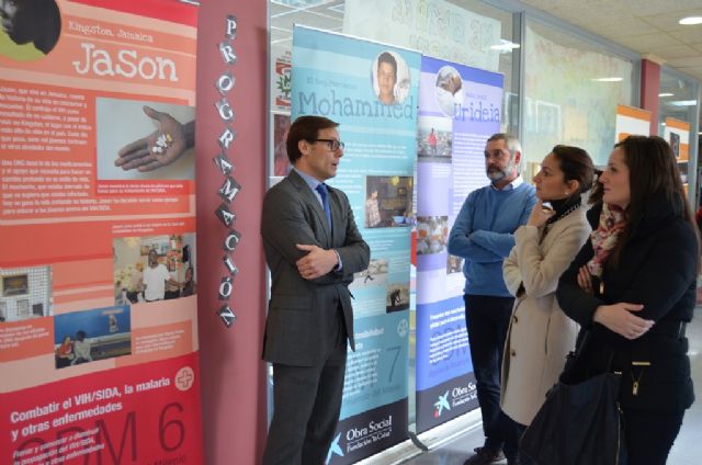 La biblioteca acoge una exposición de la Obra Social la Caixa sobre los Objetivos de Desarrollo del Milenio - 1, Foto 1