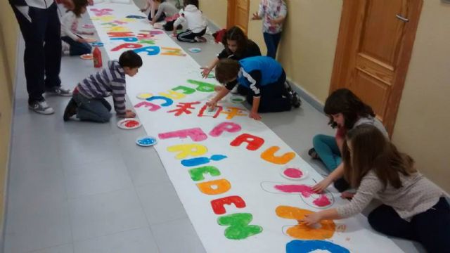 La asociación Alábega de Ceutí celebró el Día de la Paz elaborando un gran mural - 2, Foto 2