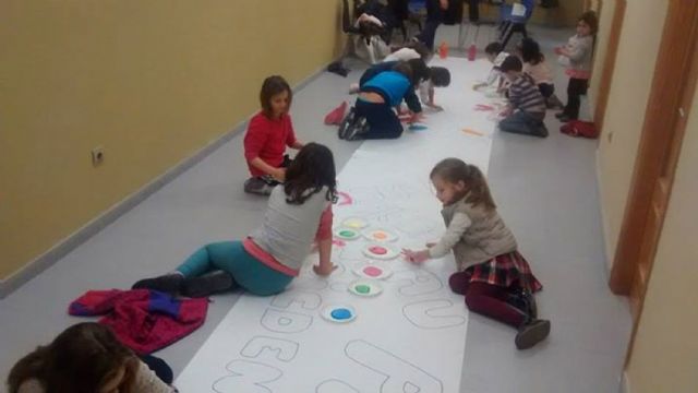 La asociación Alábega de Ceutí celebró el Día de la Paz elaborando un gran mural - 3, Foto 3