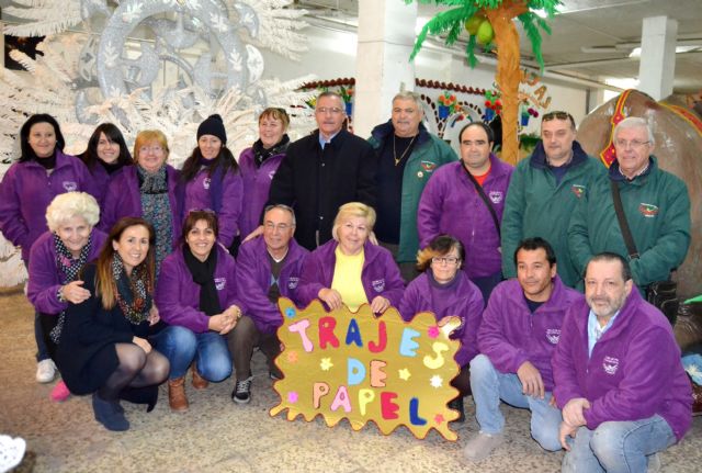 Los integrantes del Taller de Trajes de Papel se afanan en ultimar los diseños de este Carnaval - 1, Foto 1