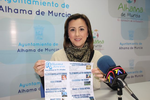 Los jvenes alhameños pueden convertirse en Monitores de Ocio y Tiempo Libre o diseñadores grficos gracias a cursos ofertados por la concejala, Foto 1