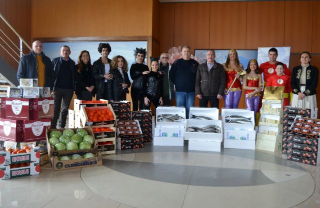Los Personajes del Carnaval de Águilas 2015 reciben su peso en productos de la tierra - 1, Foto 1
