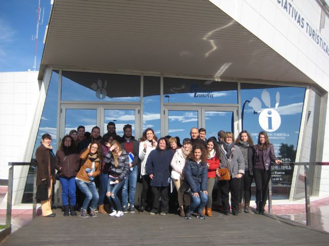 El Ayuntamiento y el IES Manuel Tarraga Escribano  implantan un Programa de Divulgación y Orientación laboral - 1, Foto 1