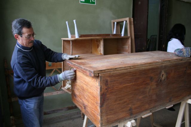 Cáritas Cehegín apoya la inserción laboral de personas en situación desfavorecida a través de un taller de restauración de muebles - 1, Foto 1