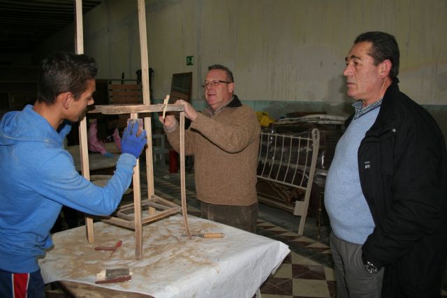 Cáritas Cehegín apoya la inserción laboral de personas en situación desfavorecida a través de un taller de restauración de muebles - 2, Foto 2