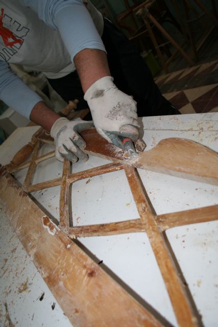 Cáritas Cehegín apoya la inserción laboral de personas en situación desfavorecida a través de un taller de restauración de muebles - 3, Foto 3