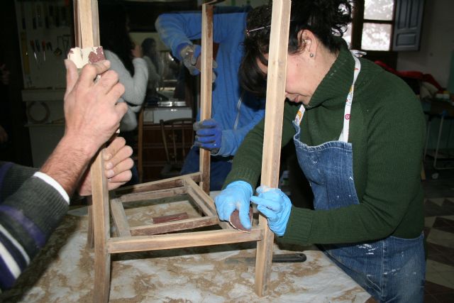 Cáritas Cehegín apoya la inserción laboral de personas en situación desfavorecida a través de un taller de restauración de muebles - 4, Foto 4