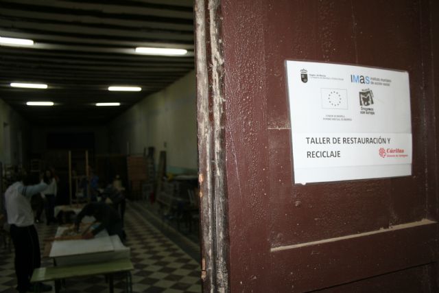Cáritas Cehegín apoya la inserción laboral de personas en situación desfavorecida a través de un taller de restauración de muebles - 5, Foto 5